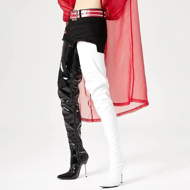 Dames overknee laarzen met spitse neus, zijrits, lakleer en hoge stiletto hak. Stijlvol en elegant.