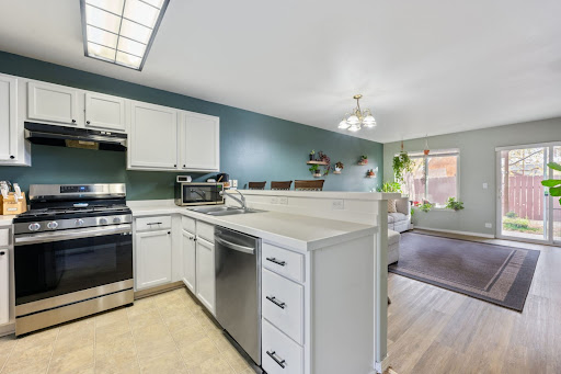 Modern kitchen with white countertops in this luxury property for sale in Redmond ($265,000 - 88 m²)