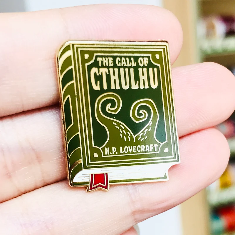 Masterpiece Badge Art Broche Boeken Bibliotheek Boekenwurm Hobby Lezen Uil Cthulhu Melkweg. De perfecte broche voor boekenwurmen.