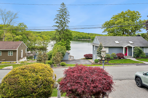 House with lake access, wooded garden in this luxury property for sale in Kinnelon ($738,000)