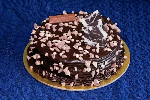 KitKat Crunch Cake