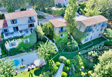 Villa avec piscine et terrasse 2