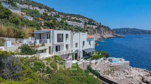 Villa avec piscine et terrasse 1