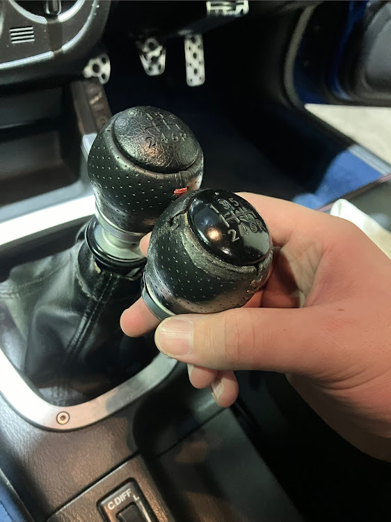 インプレッサ WRX STIのシフトノブ交換・純正・DIYに関するカスタム事例の投稿画像3枚目