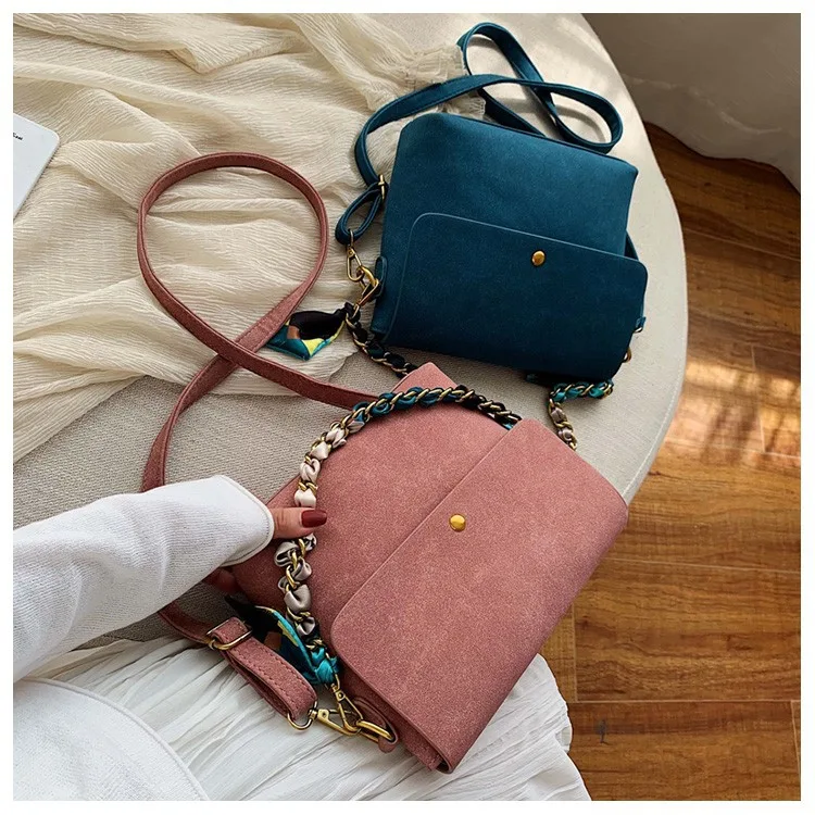 Draagbare kleine vierkante tas met frosted ketting, een stijlvolle en handige accessoire voor dagelijks gebruik en uitgaan. Perfect formaat.