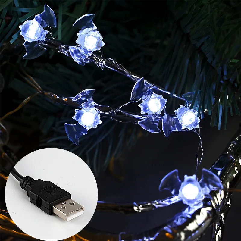 Cadena de luces decorativas de Halloween con murciélagos y arañas coloridas, ideal para modelado y ambiente festivo.