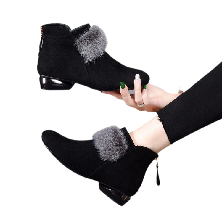 Winter rubberen laarzen met ritssluiting achter en kunstvelboa. Warme en comfortabele voeten in de winter.