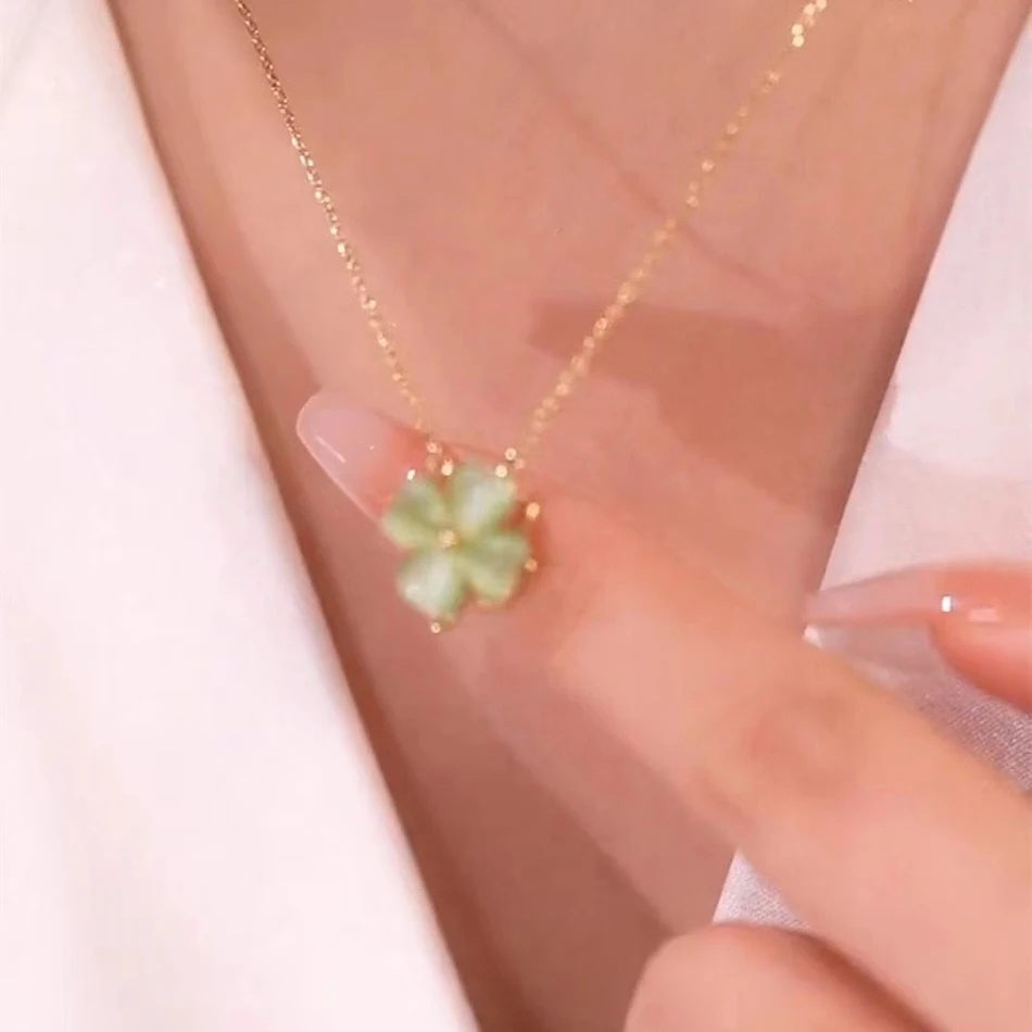 Roterende groene vierbladige klaver ketting en oorbellen set. Breng geluk en stijl in je leven met dit unieke sieraad.