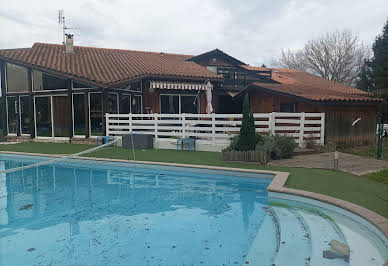 Villa with pool and garden 19