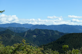 軒山（中央手前）