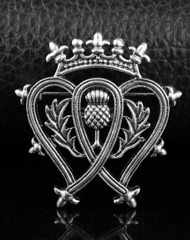 Irish crown heart-shaped brooch. Ce - 2