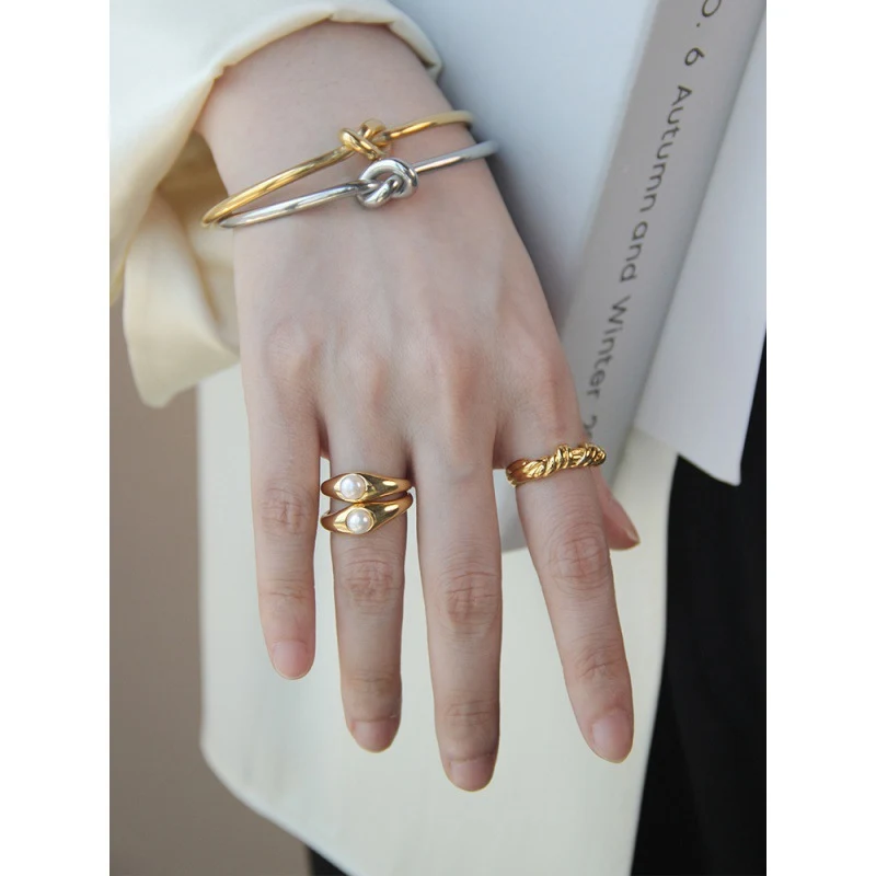 Title 6, Bague en perle au tempérament léger et mûr. Un ...