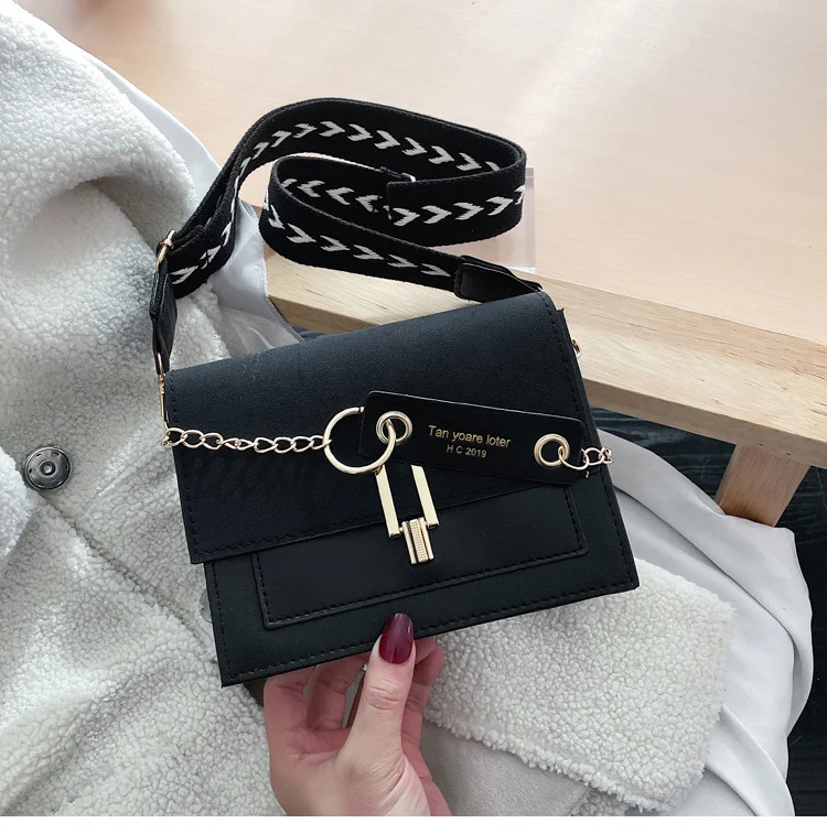 Bolso de hombro casual con cadena texturizada. Elegante y versátil, perfecto para el día a día. Disfruta de estilo y comodidad.