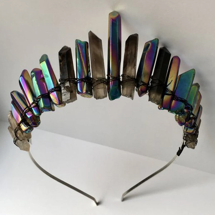 Couronne en cristal blanc plaqué couleur naturelle faite à la main, idéale pour mariées et événements spéciaux. Élégance naturelle garantie.