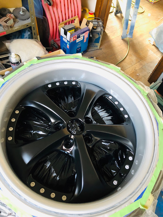 プリウスαのDIY・ホイール塗装に関するカスタム事例の投稿画像1枚目