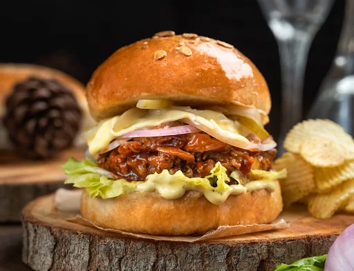 Smoked Bbq Pulled Chicken Burger & Chips (310 Gms)