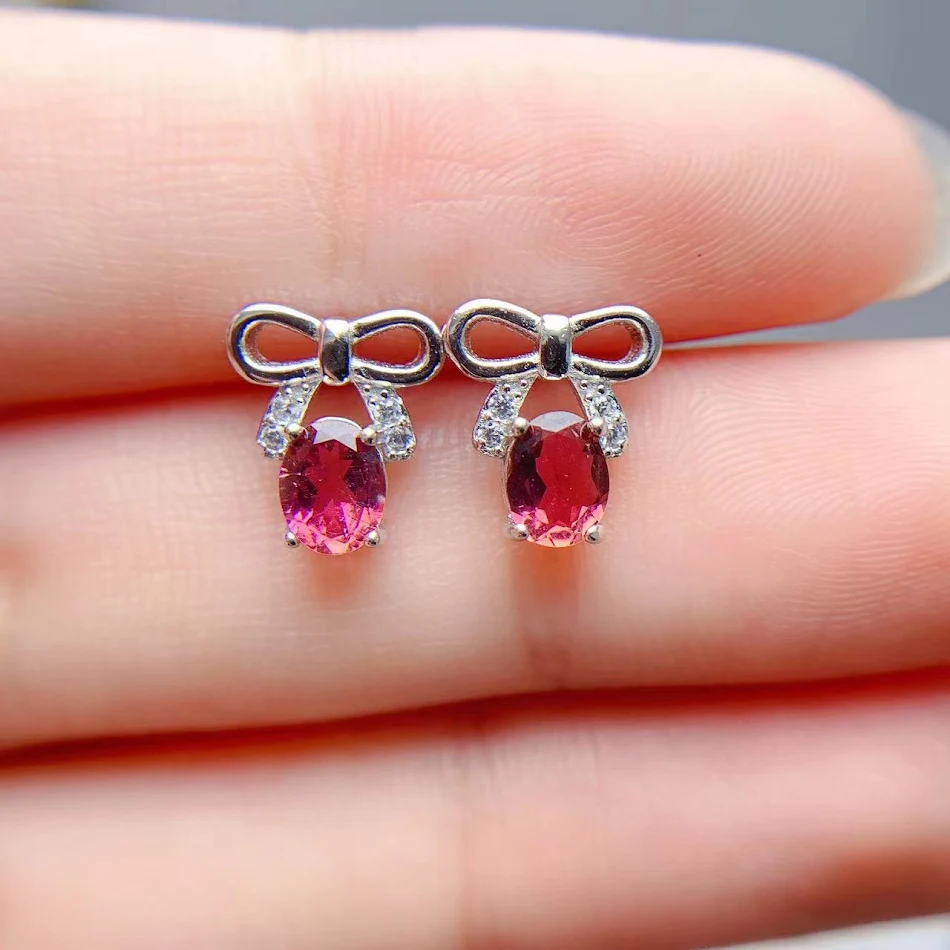 Boucles d'oreilles clous pour femmes avec gemmes colorées et tourmaline naturelle incrustée, design élégant, parfaites pour un usage quotidien.