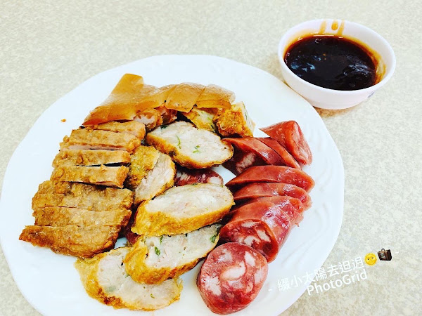 #諸羅在地嘉義味
#黑人魯熟肉
傳統名店，終於來訪。
店面真細間，內底食干焦二桌會當坐。壁頂有價數，真濟項攏無啥貴，莫怪生理好。

#粉腸
下港的粉腸，會濫紅糟，食起來就是古早味。
#三絲捲
又分豆皮