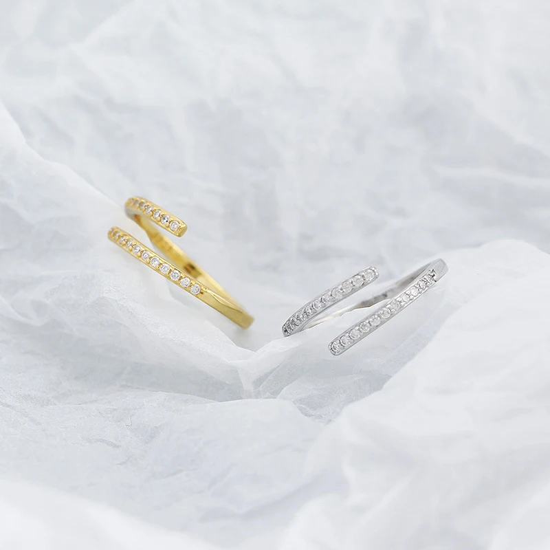 Inlegzirkonia geometrische ring. Een stijlvol sieraad voor dames, perfect om je look te verfraaien en een vleugje glamour toe te voegen.