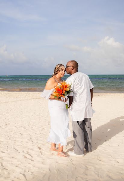 Fotógrafo de casamento Inna Bezverkha (innaletka). Foto de 17 de setembro 2022