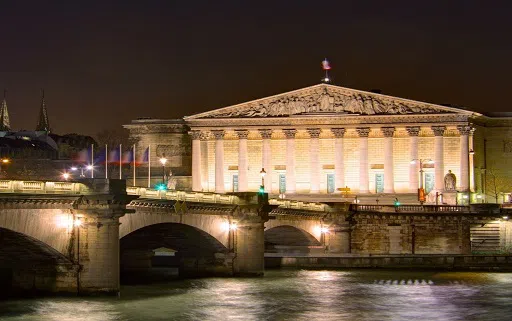 Champs-Elysées shopping. Best shops.