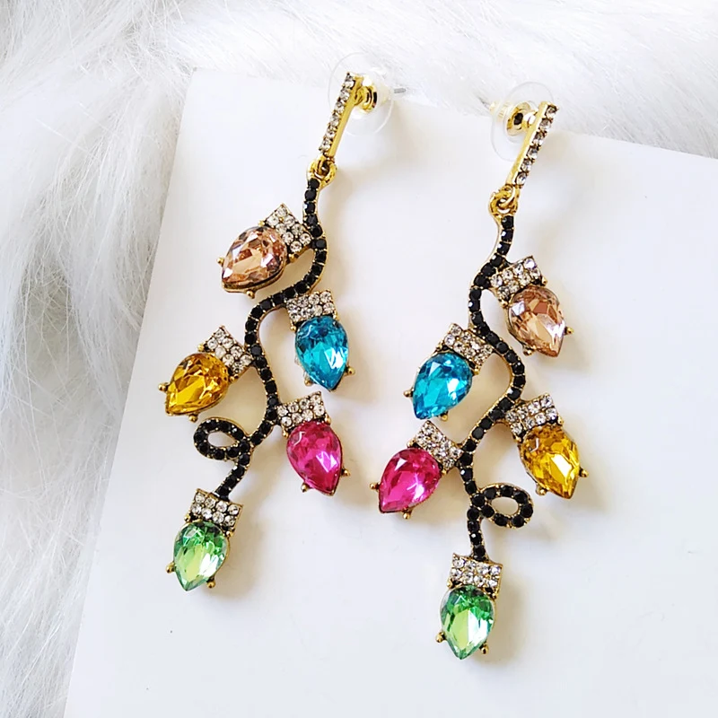 Boucles d'oreilles à clous exagérées en alliage, diamants colorés, style européen et américain, pour un look audacieux et lumineux.