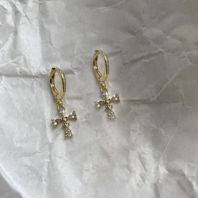 Boucles d'oreilles femme en zircone, petites et tendance. Bijoux élégants pour femme, ajoutant une touche de raffinement à votre look quotidien et festif.
