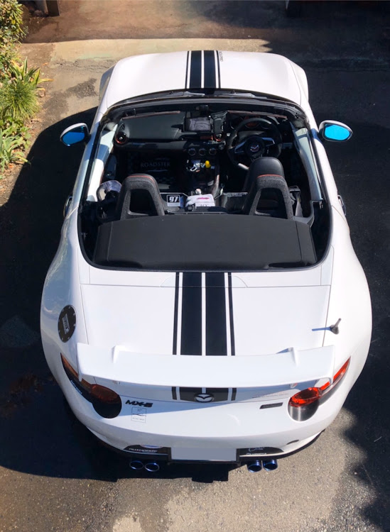 ロードスターの軽井沢ミーティング・自作・ボンネットストライプ・ロードスターNDに関するカスタム事例の投稿画像3枚目
