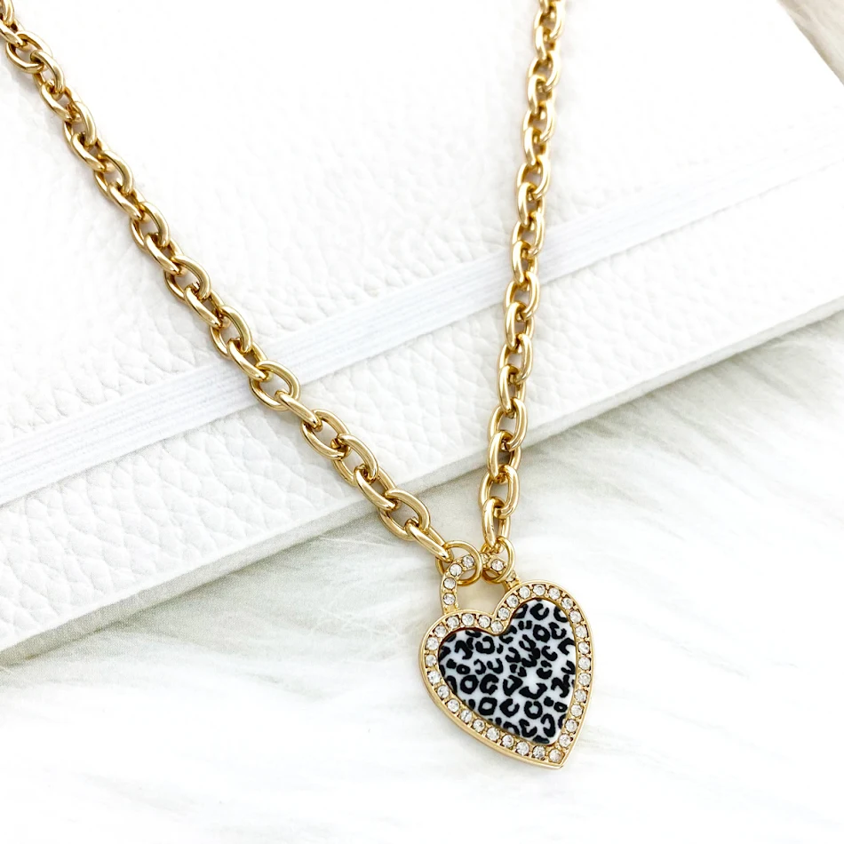 Dames Veelzijdige Mode Luipaardprint Hart Acryl Hanger Ketting – stijlvol en perfect voor zowel casual als chique outfits.