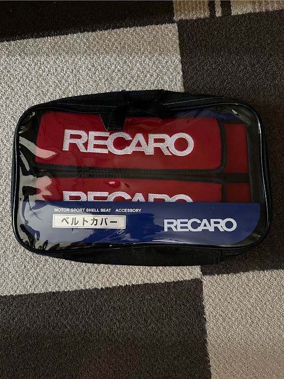 RAV4のRAV4PHV・走り屋SUV・いいね＆フォロー＆コメントありがとうございます・RECARO シートベルトカバーに関するカスタム事例の投稿画像1枚目