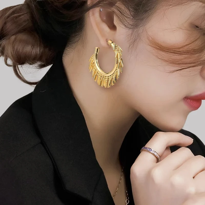 Boucles d'oreilles longues à pampilles en forme de C exagéré, un accessoire de mode féminine audacieux pour un look sophistiqué.