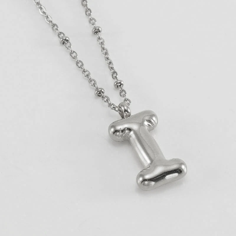 Damesmode Bubble Letter Hanger Ketting. Een uniek modeaccessoire om je stijl te laten zien. Personaliseer je outfit.