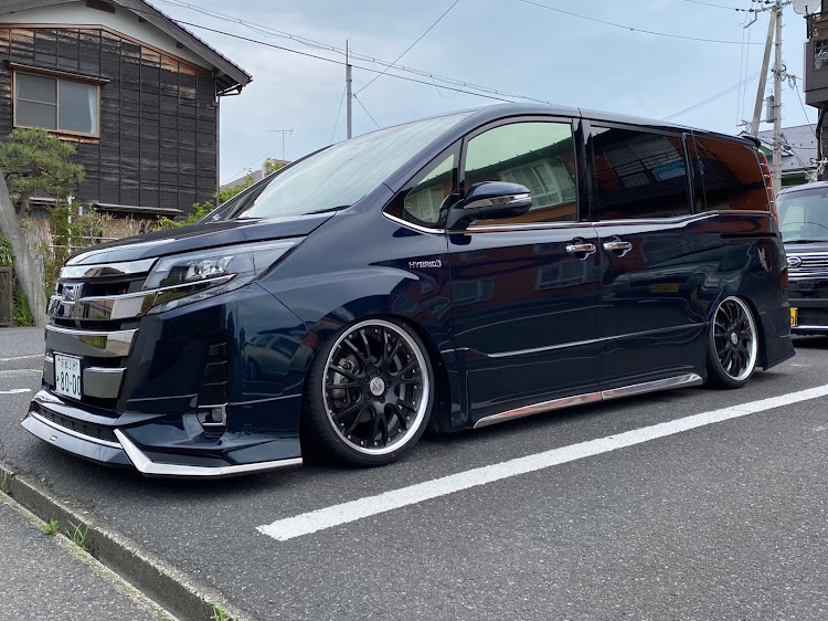 ノアのBlack Style・みんなでつくろうホイール図鑑・使い分け・ツラウチ・アウトリップに関するカスタム事例の投稿画像1枚目