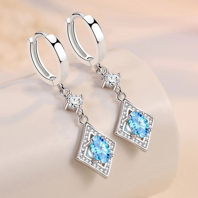 Boucles d'oreilles diamant en argent sterling Élégance intemporelle. Ces boucles d'oreilles en argent sterling, ornées de diamants, rehausseront votre style avec éclat.