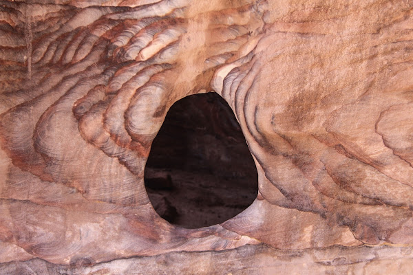 Petra e i suoi fori  di Renata Roattino@jhonninaphoto