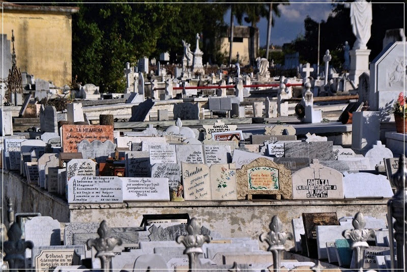 As pilhas de ossos do cemitério Colon em Havana