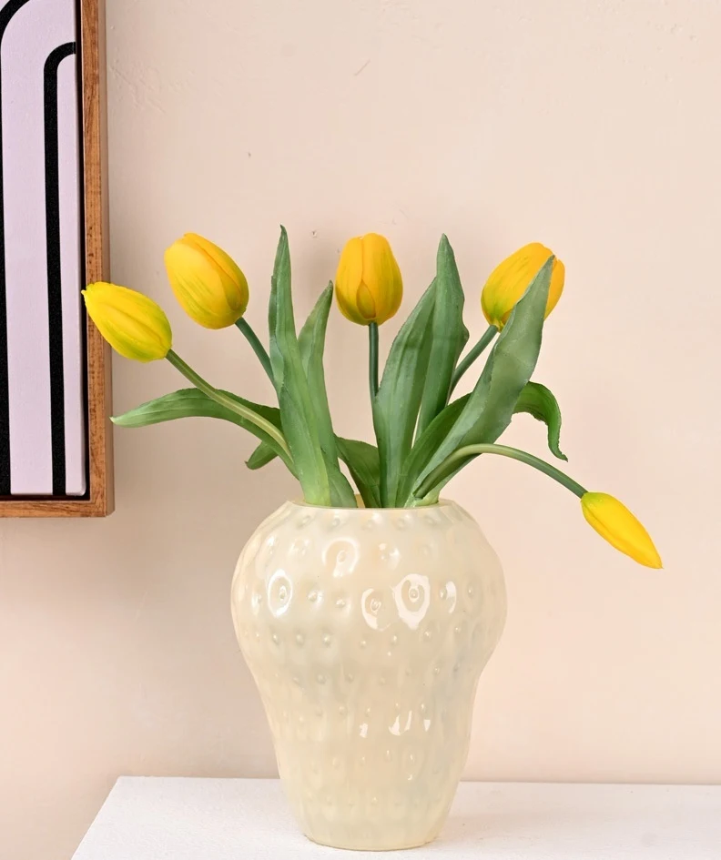 Europese pastorale vaas, kleurrijk glazen bloempot, woonkamer, bloemarrangement, huisdecoratie.