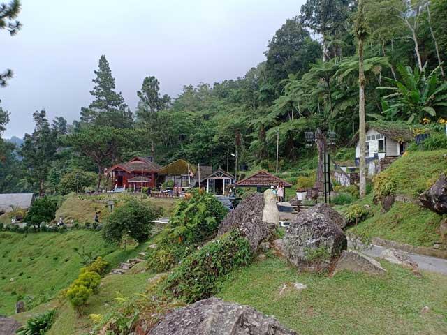 Pemandangan di puncak Bukit Larut