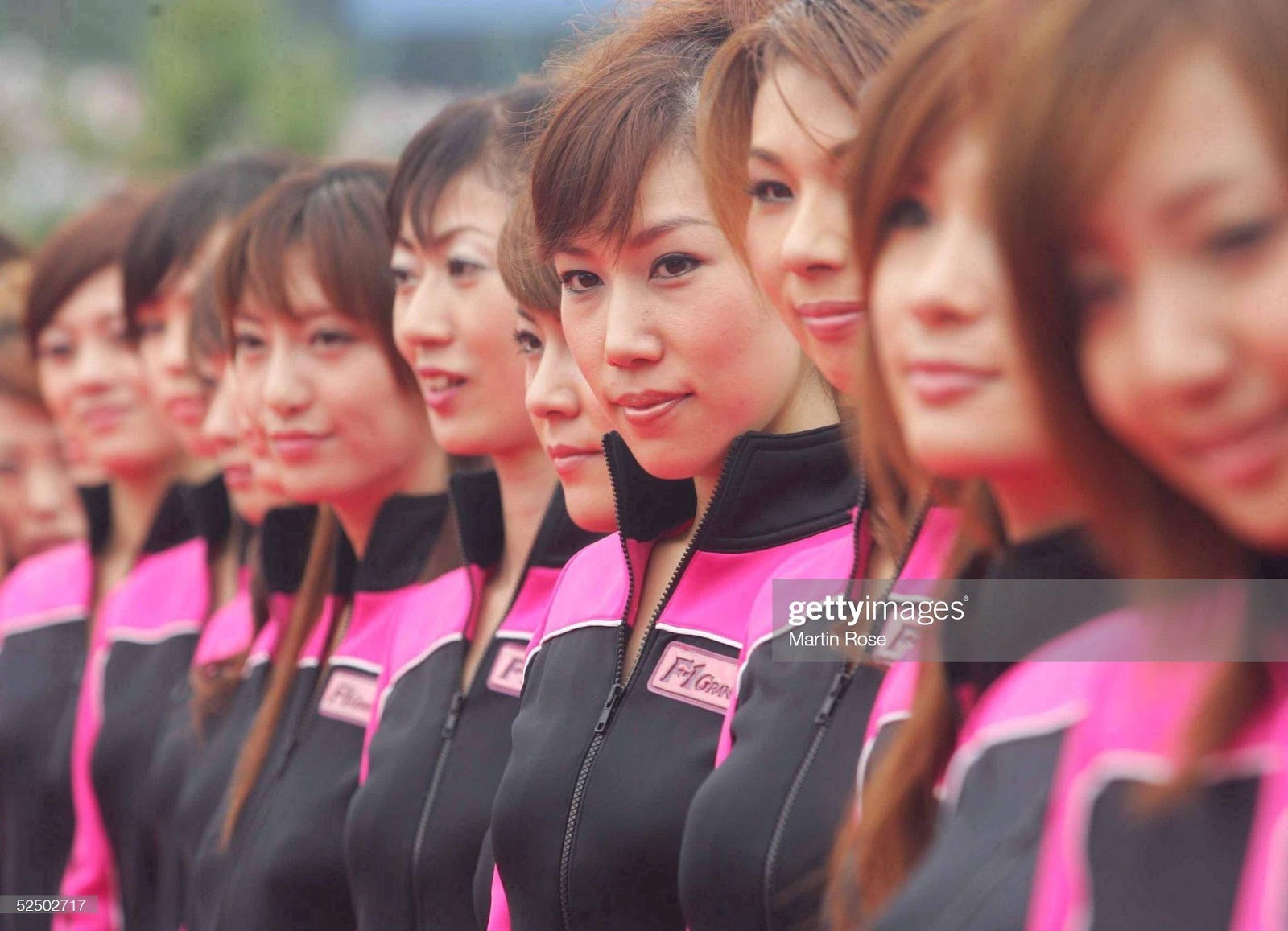 D:\Documenti\posts\posts\Women and motorsport\foto\Getty e altre\Suzuka\motorsport-formel-1-gp-von-japan-2004-suzuka-fahrerparade-grid-girls-picture-id52502717.jpg