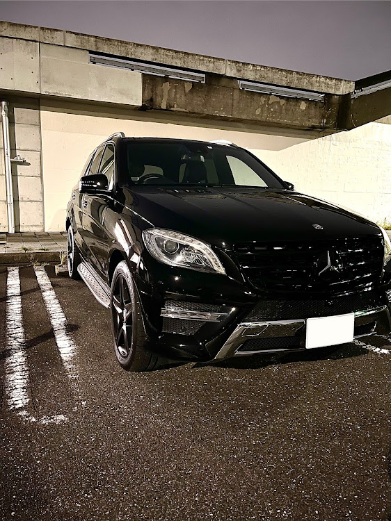 MクラスのDIY・ブラックアウト・メルセデス・ベンツ・ML350・w166に関するカスタム事例の投稿画像1枚目