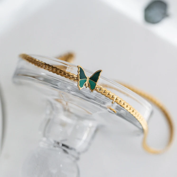 Tornozeleira feminina de borboleta verde com banho de ouro 18K, um acessório estiloso que realça seu estilo com um toque natural e sofisticado.
