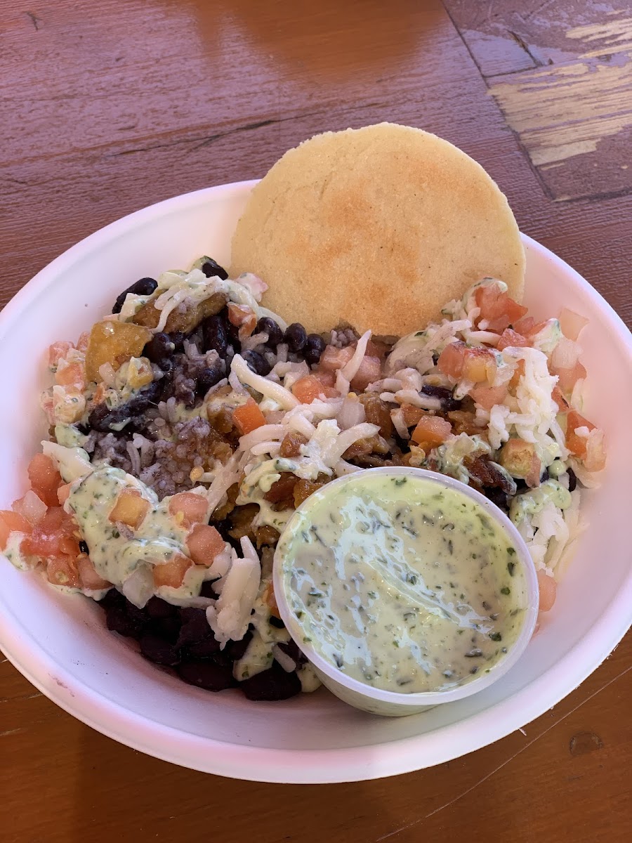 Pabellon vegan Bowl with plain arepa