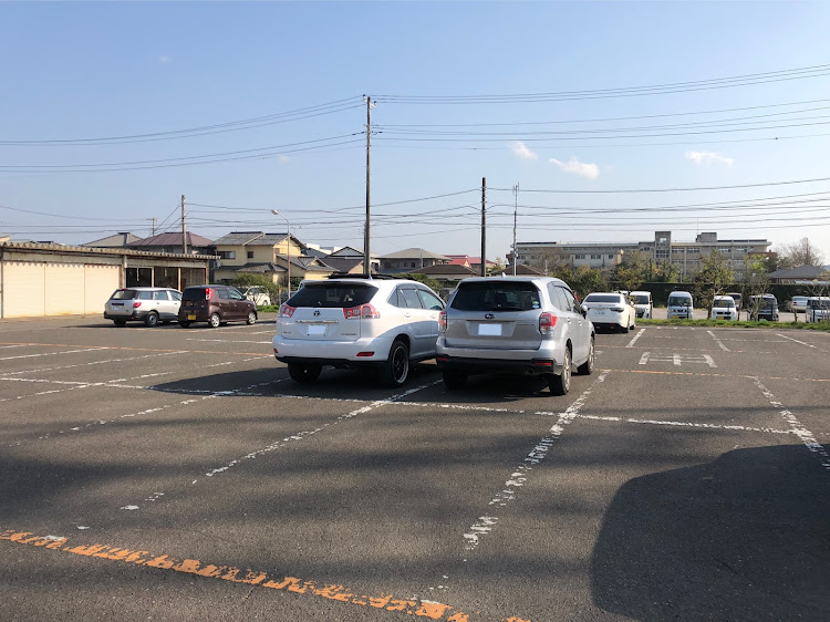 ハリアーのとある駐車場・あるある？・ガラガラの駐車場で横に停めないでくださいに関するカスタム事例の投稿画像1枚目