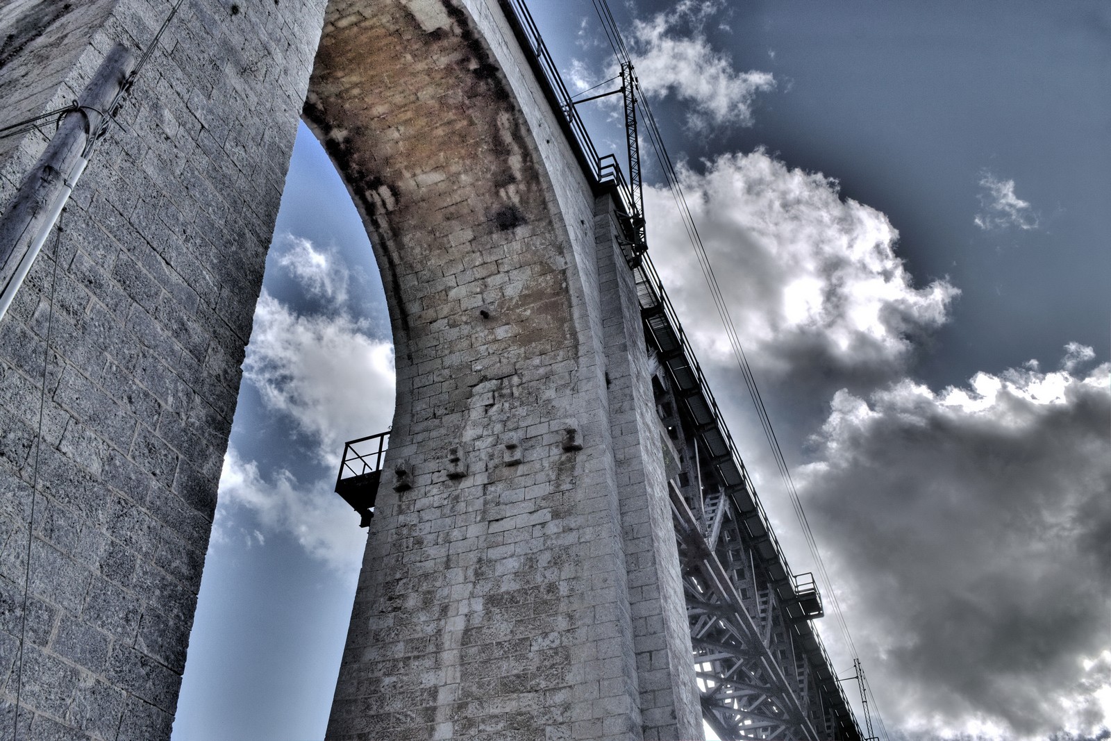 Sotto un ponte ferroviario. di Petruzzo