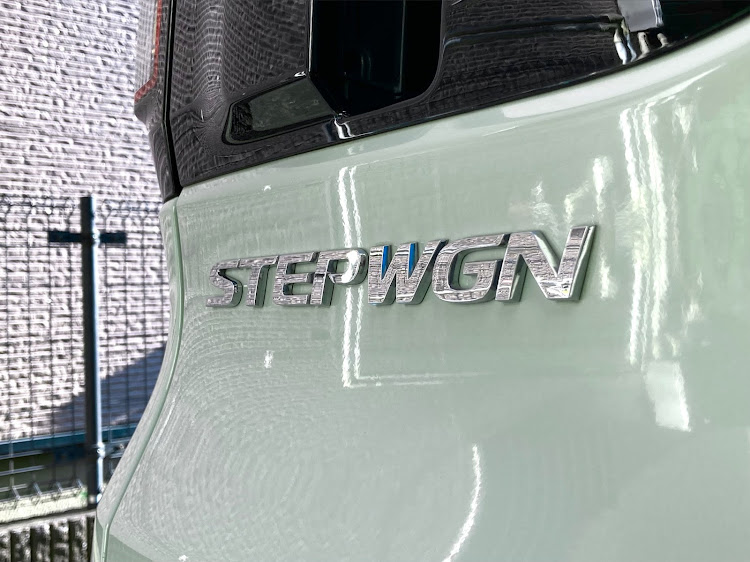 ステップワゴンの9月も終わりますね・車名エンブレムブラック化・リアにドライブレコーダー追加・お尻は大事🍑・秋の交通安全週間に関するカスタム事例の投稿画像2枚目