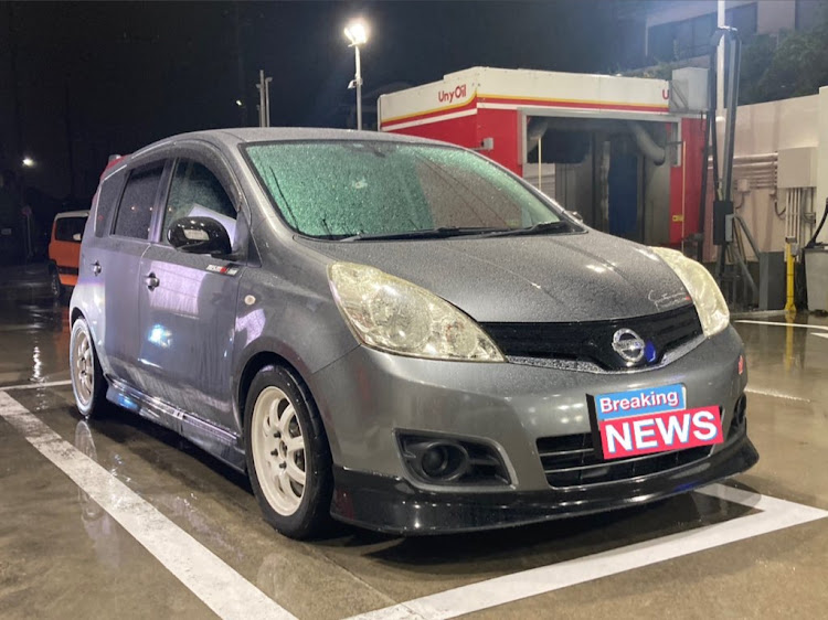 ノートのフロントガラスコーティング・ピットワーク・クイック撥水・日産ノート・ZE11に関するカスタム事例の投稿画像1枚目