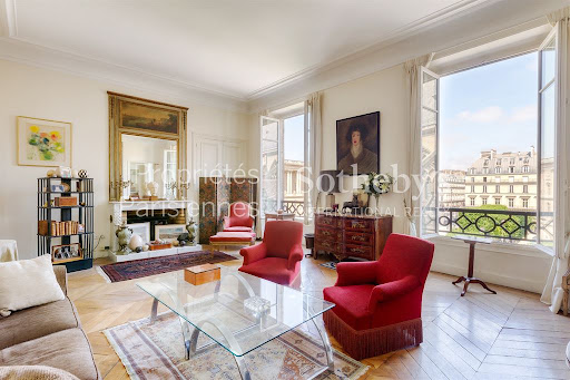 Square with historic buildings and garden in this luxury property for sale in Paris 1er ($2,810,315 - 119 m²)