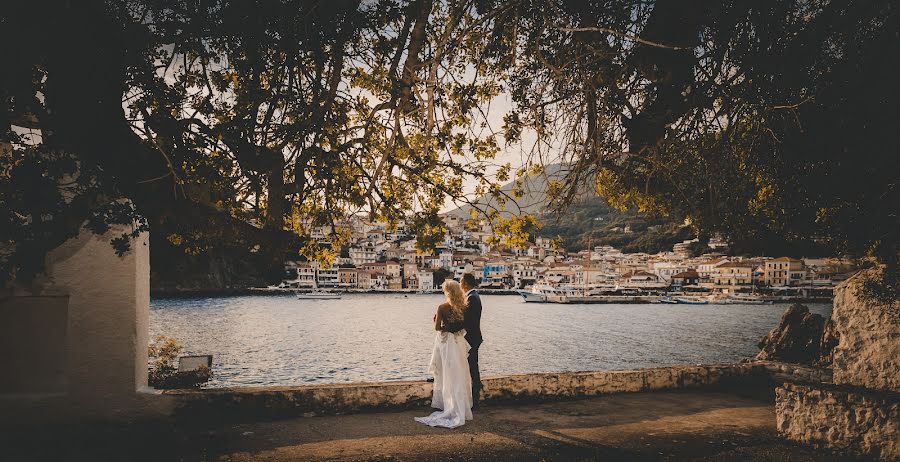 結婚式の写真家Kostas Sinis (sinis)。4月8日の写真