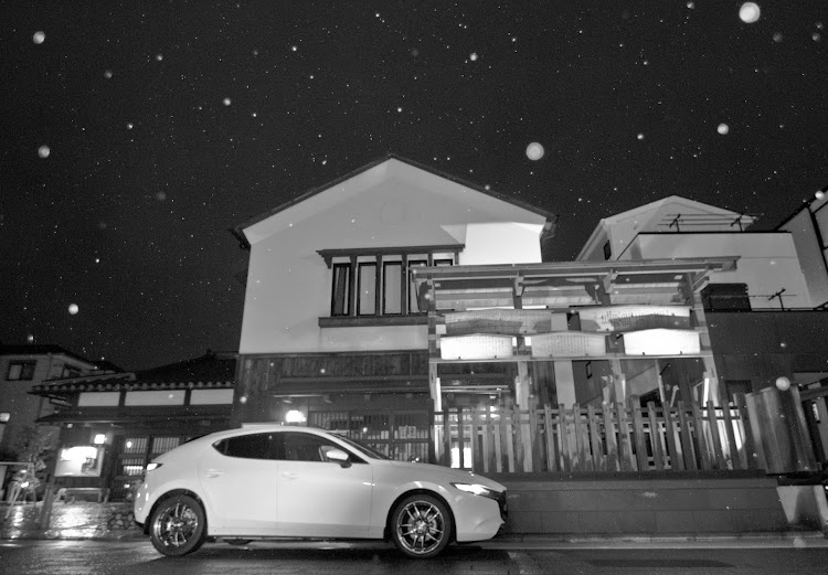 MAZDA3の大雨に気をつけて！・仕事おわりにパシャリ・リフレクション・一眼レフのある生活・夜な夜な撮影に関するカスタム事例の投稿画像3枚目