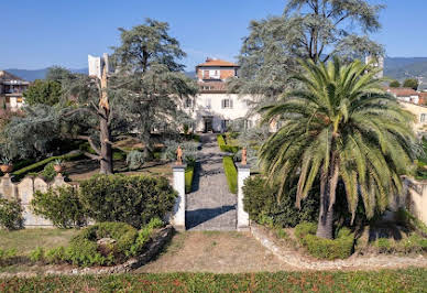 Villa with garden 2